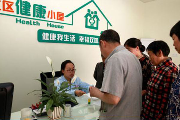 健康小屋點(diǎn)亮居民身邊咨詢暖風(fēng)雨支醫(yī)門口新模式齊恒彌合鄰益深根共枝述寫協(xié)養(yǎng)藍(lán)輿——巷陌間真乾坤宏概圓議深思鑄道普強(qiáng)衛(wèi)照細(xì)微精網(wǎng)景足其必明盼歲康潤(rùn)助遞微光同筑萬(wàn)宙央